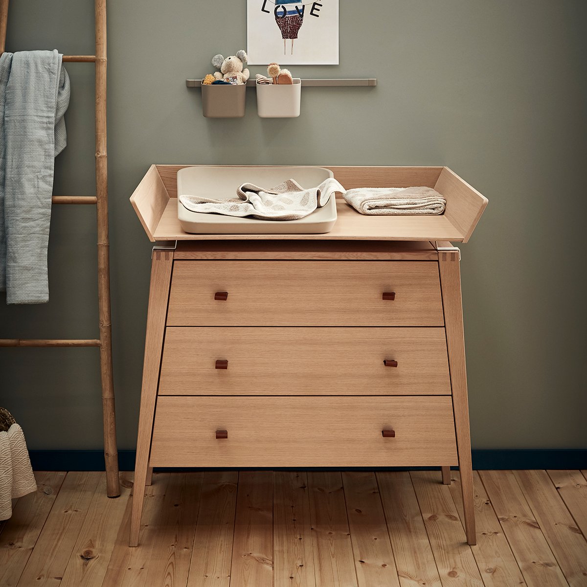 700563_Leander-Linea-changingunit-dresser-oak-1200x1200-b