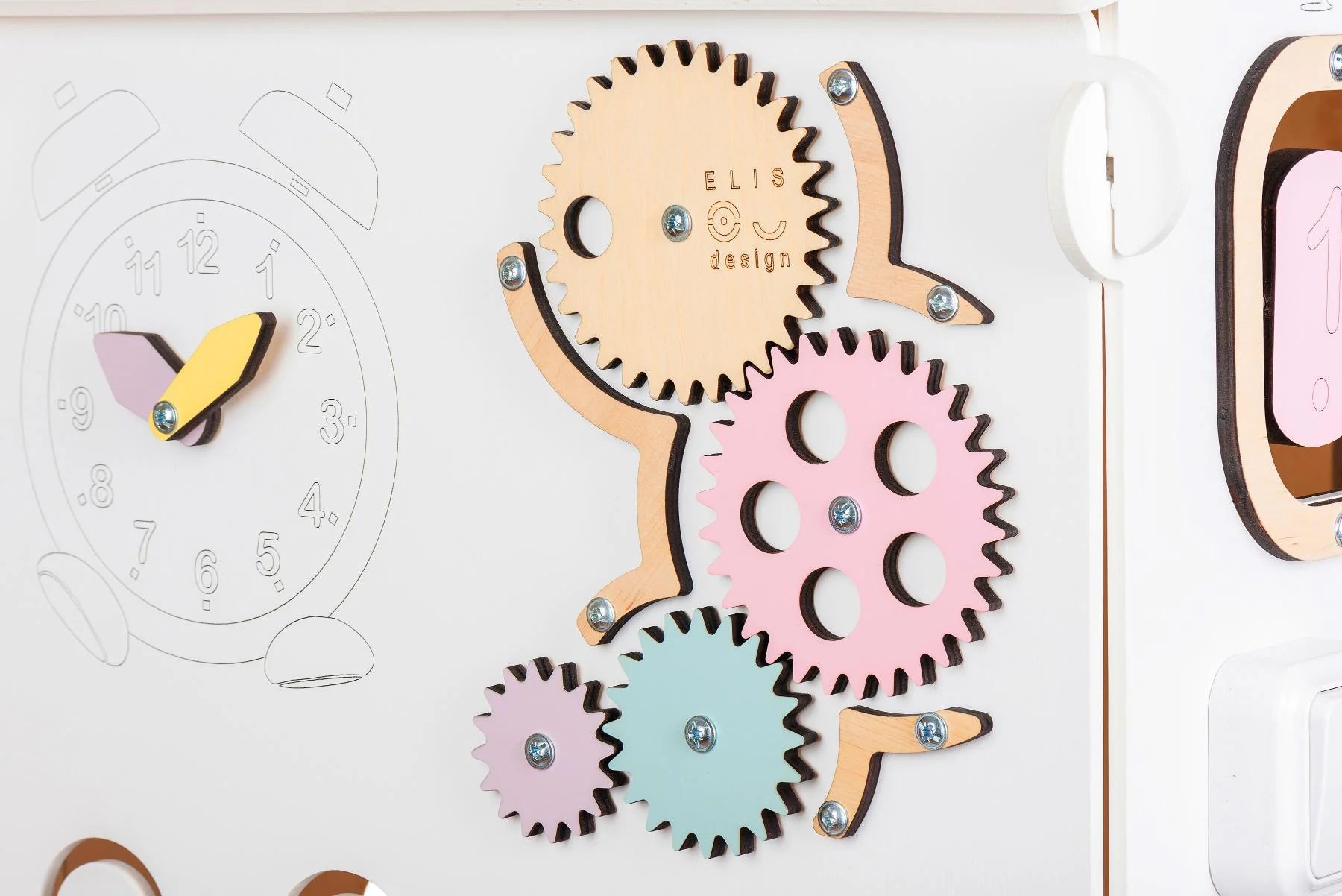 BusyKids-BusyBoard-das-sensorische-Montessori-Spielhaus-Weiss_Pastell-limitierte-Auflage-15