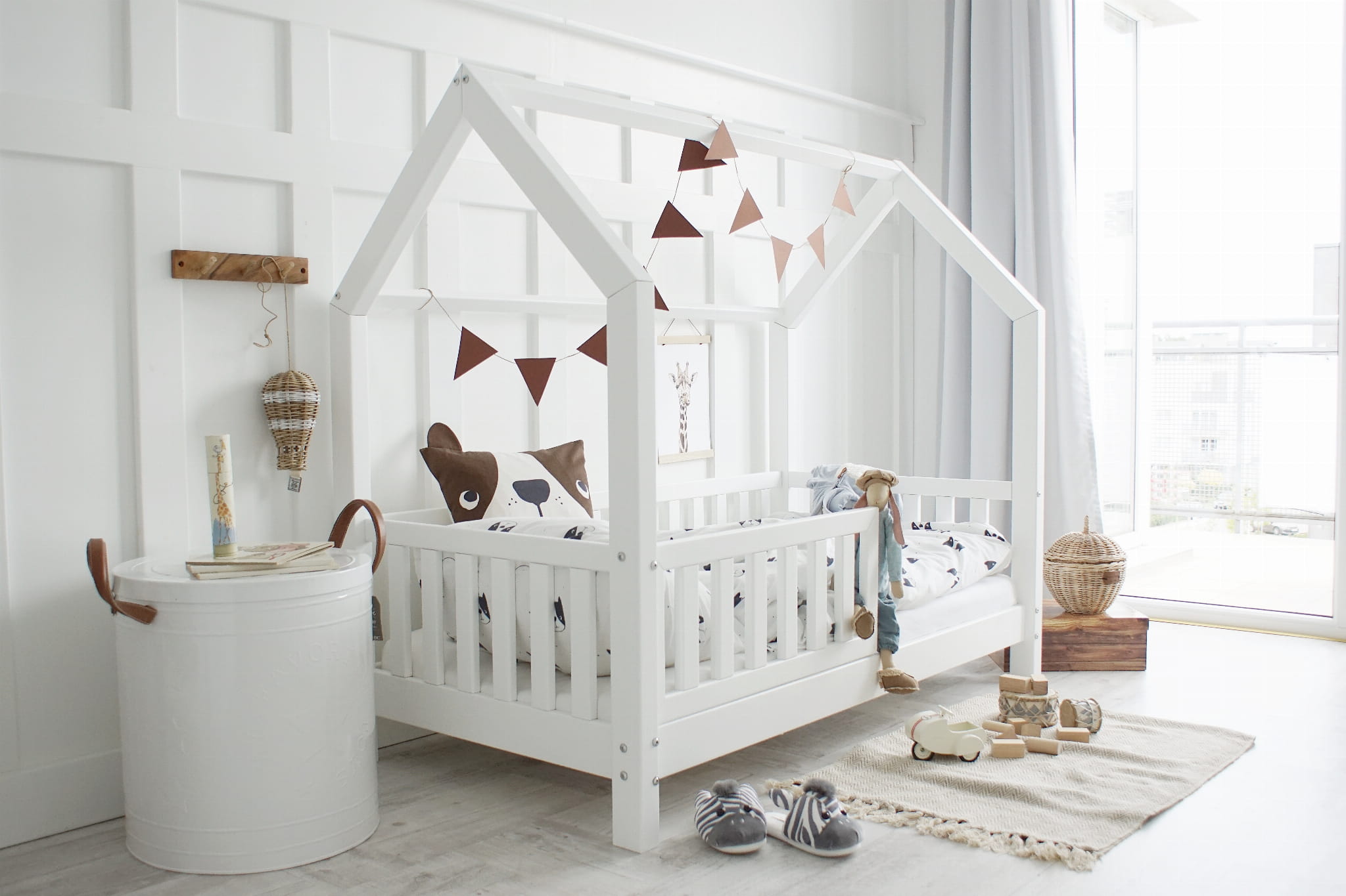 LULETTO-Kinder-Hausbett-Bianco-mit-Rausfallschutz-zum-selber-gestalten-03
