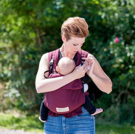 csm_Storchenwiege-BabyCarrier-Bordeaux-Image-01_6673c3586d