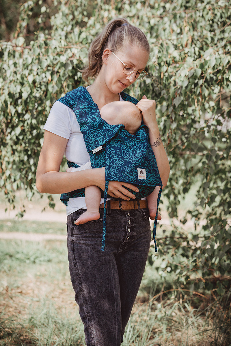 die-kleine-Schnullerbacke-LIMAS-Babytrage-Plus-Mandala-Ocean-0737669044174-07