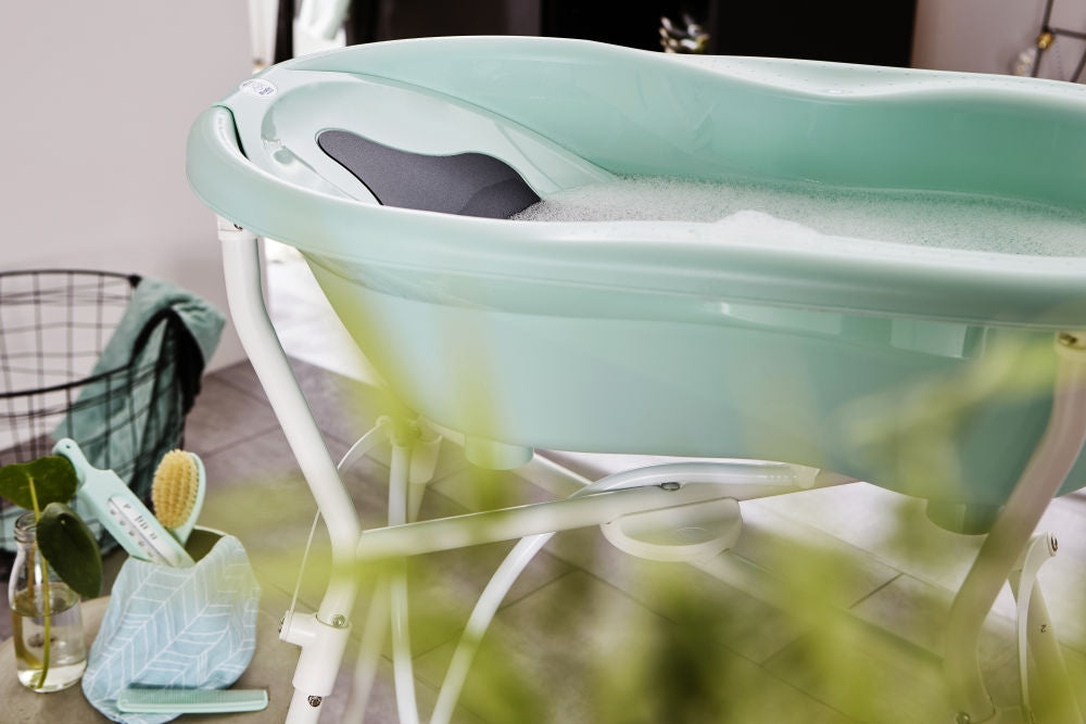 die-kleine-Schnullerbacke-Rotho-Babydesign-Badewannen-Set-Top-swedish-green-4-tlg-mit-Wannenst-nder-21060026601-03