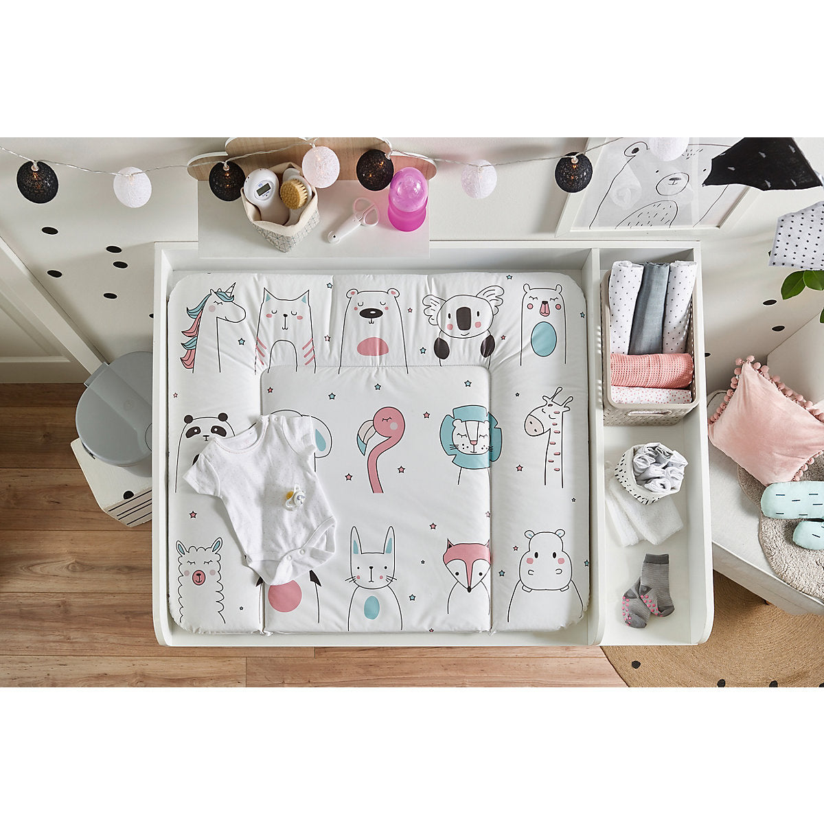 die-kleine-Schnullerbacke-Rotho-Babydesign-Wickelauflage-Happy-Faces-72x85-cm-200620001CX-02