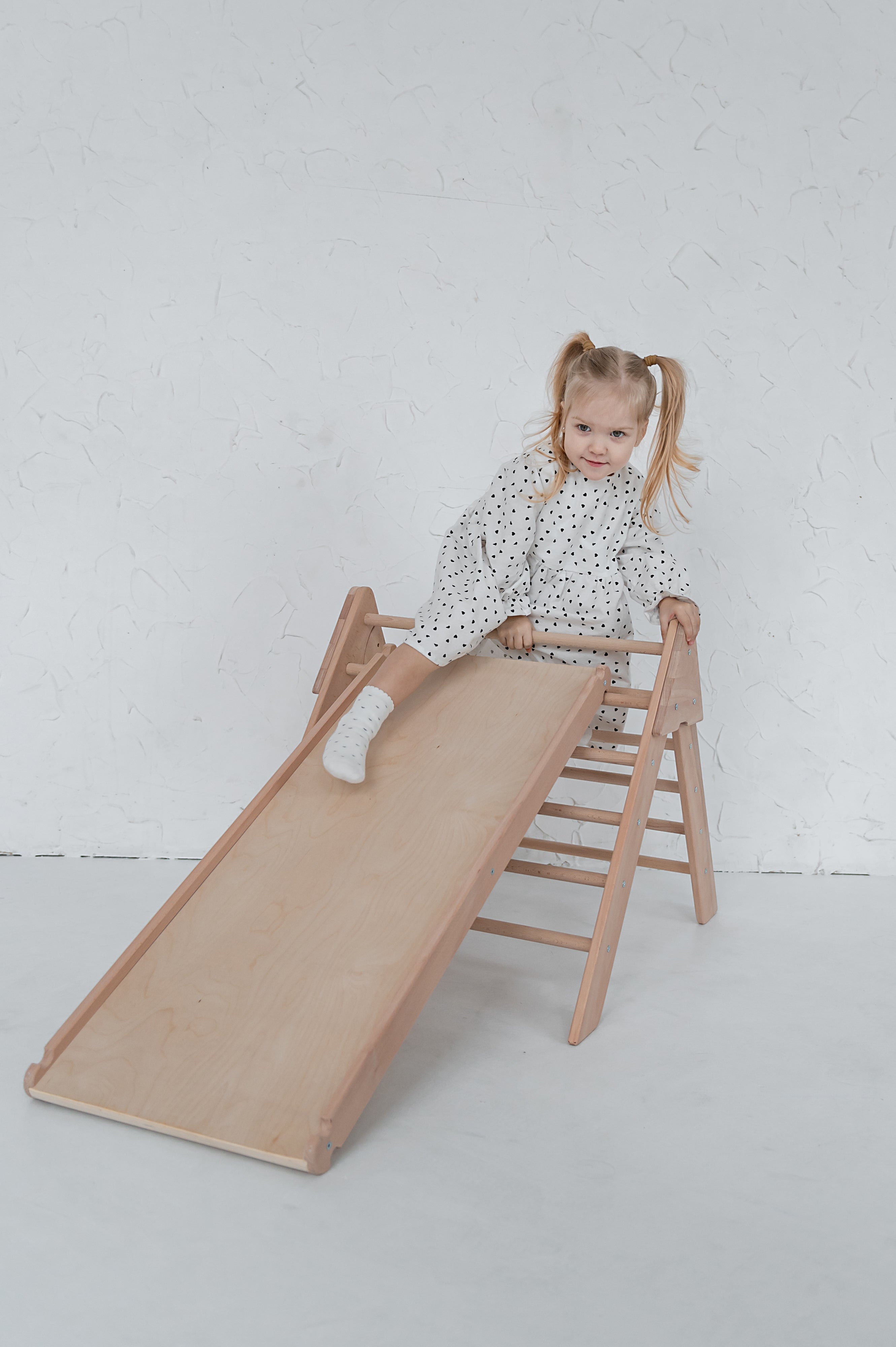 BEECH-WOOD-Pikler-triangle-children-photo-3