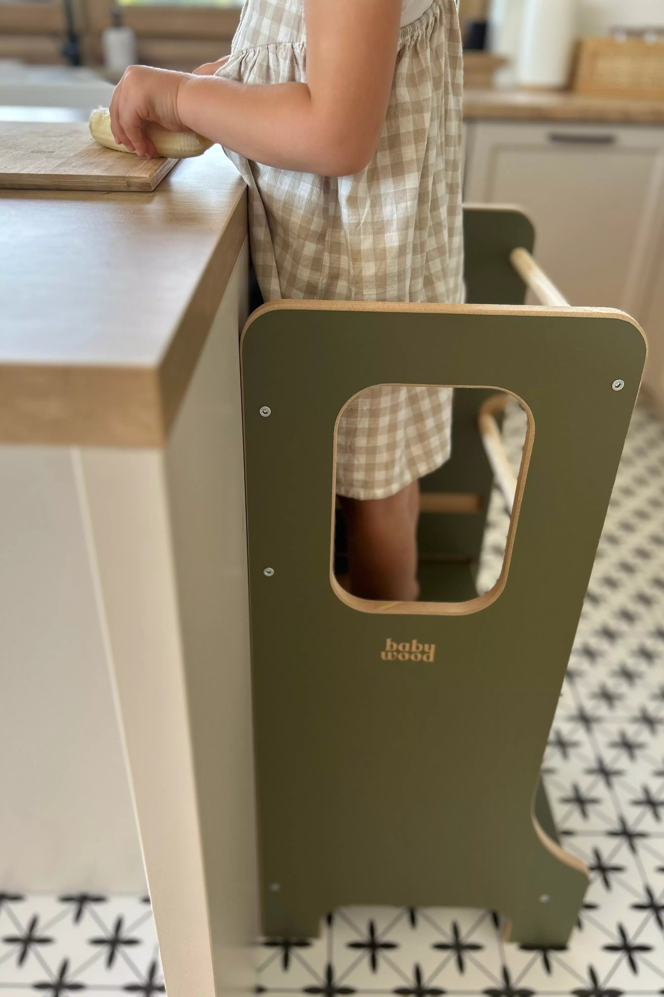 BabyWood-K-chenhelfer_Lernturm-SLIM-M-olive-03
