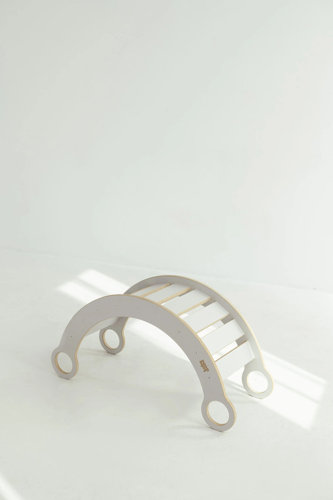 BabyWood-Montessori-Holzwippe-Kletterbogen-grau-01