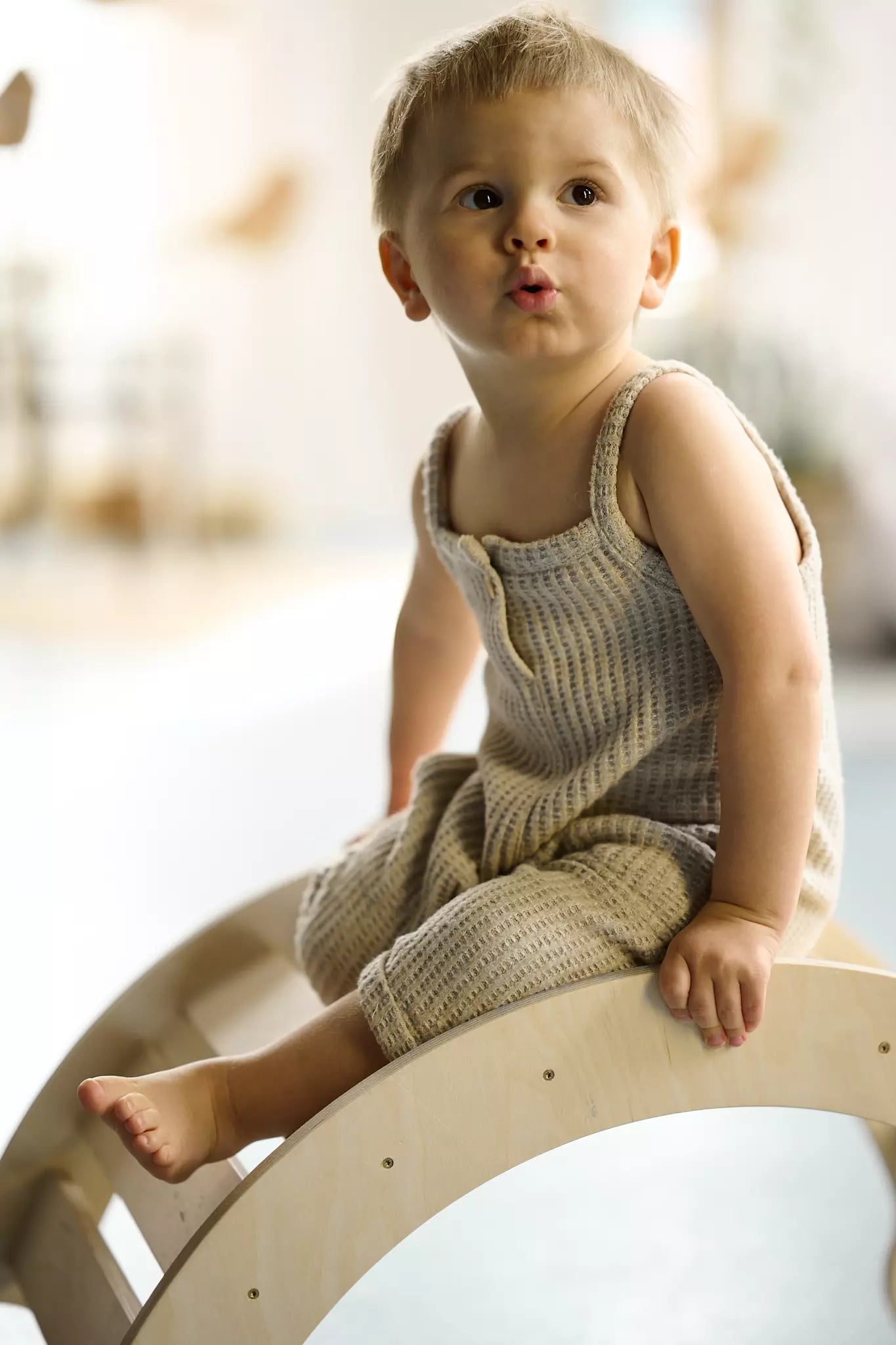 BabyWood-Montessori-Holzwippe-Kletterbogen-natur-05