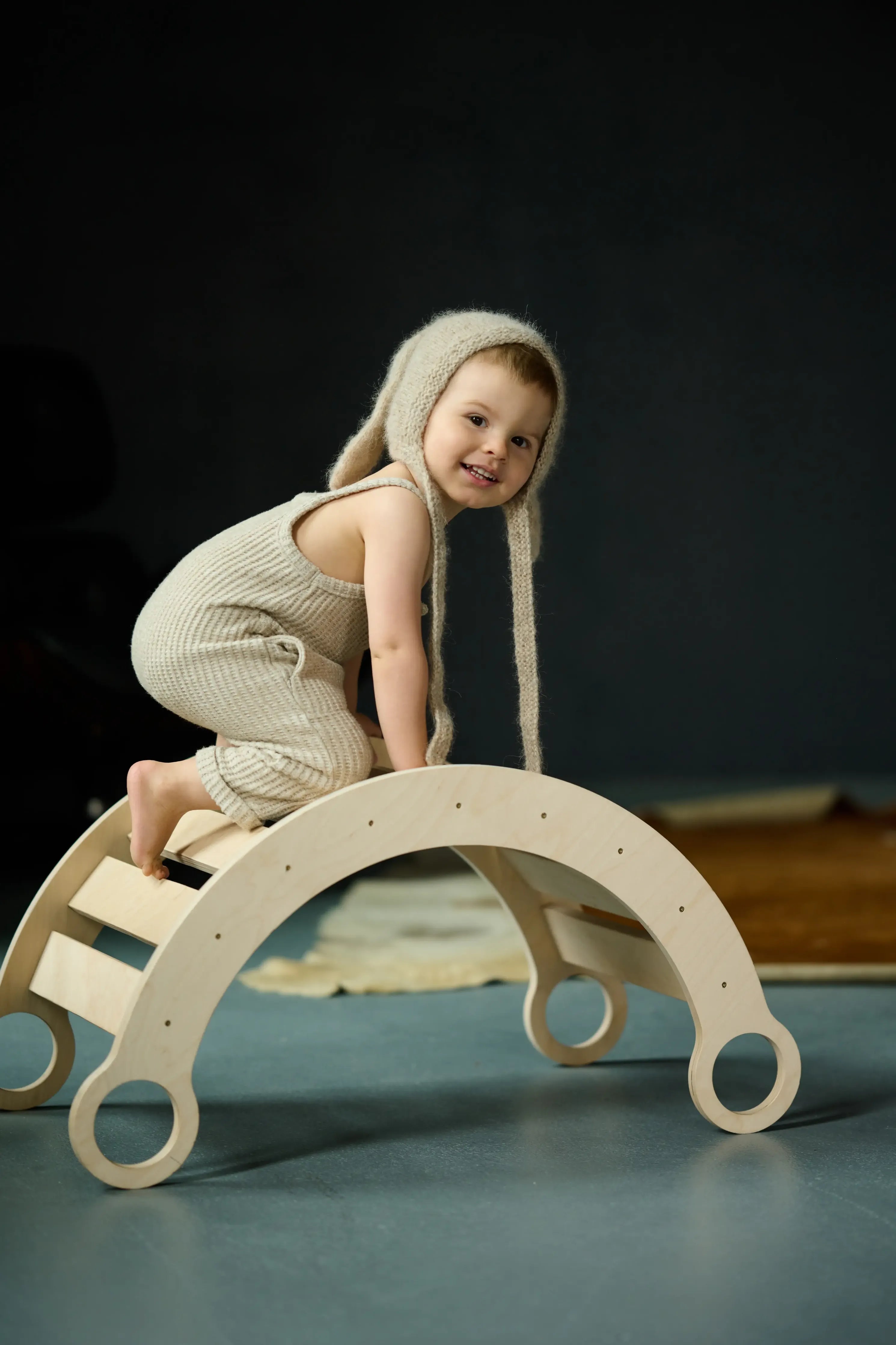 BabyWood-Montessori-Holzwippe-Kletterbogen-natur-07
