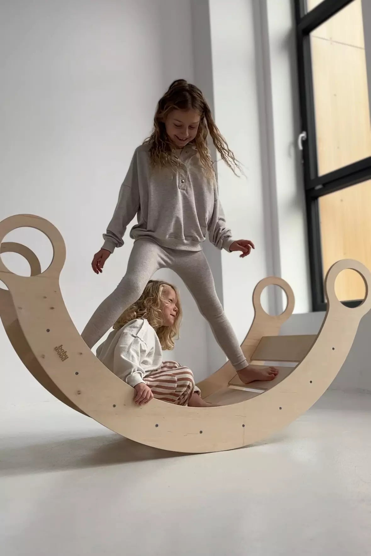 BabyWood-Montessori-Holzwippe-Kletterbogen-natur-14