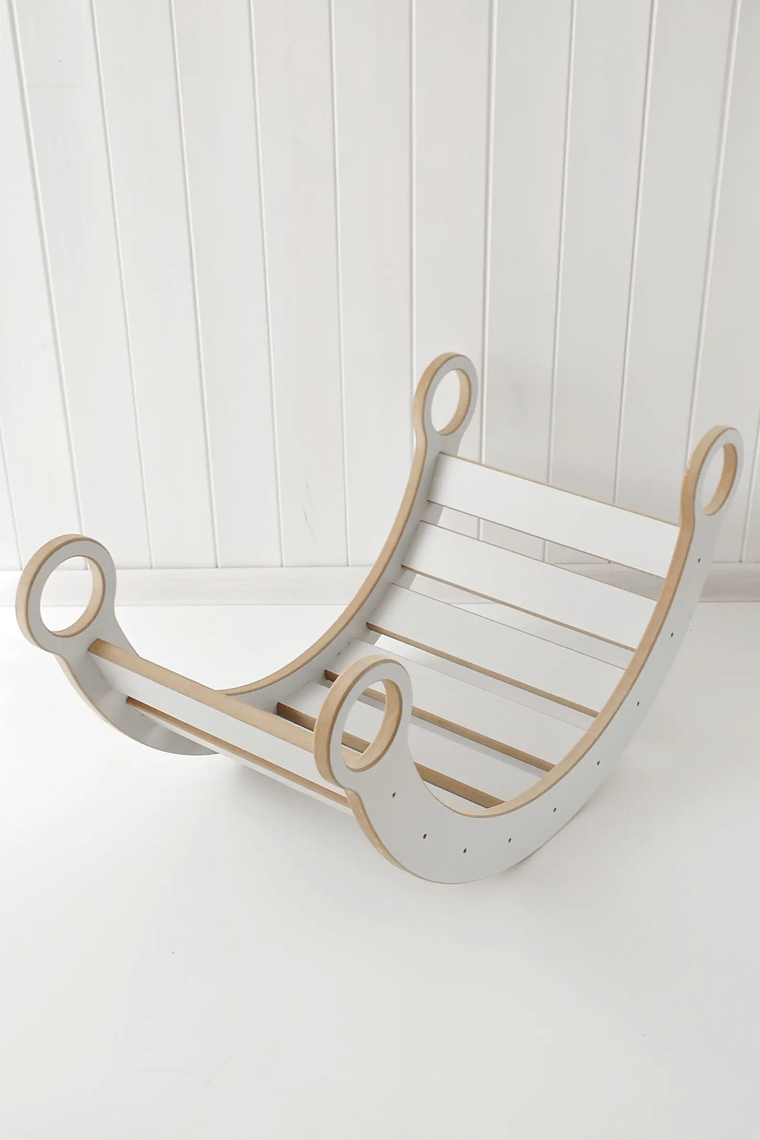 BabyWood-Montessori-Holzwippe-Kletterbogen-weiss-01