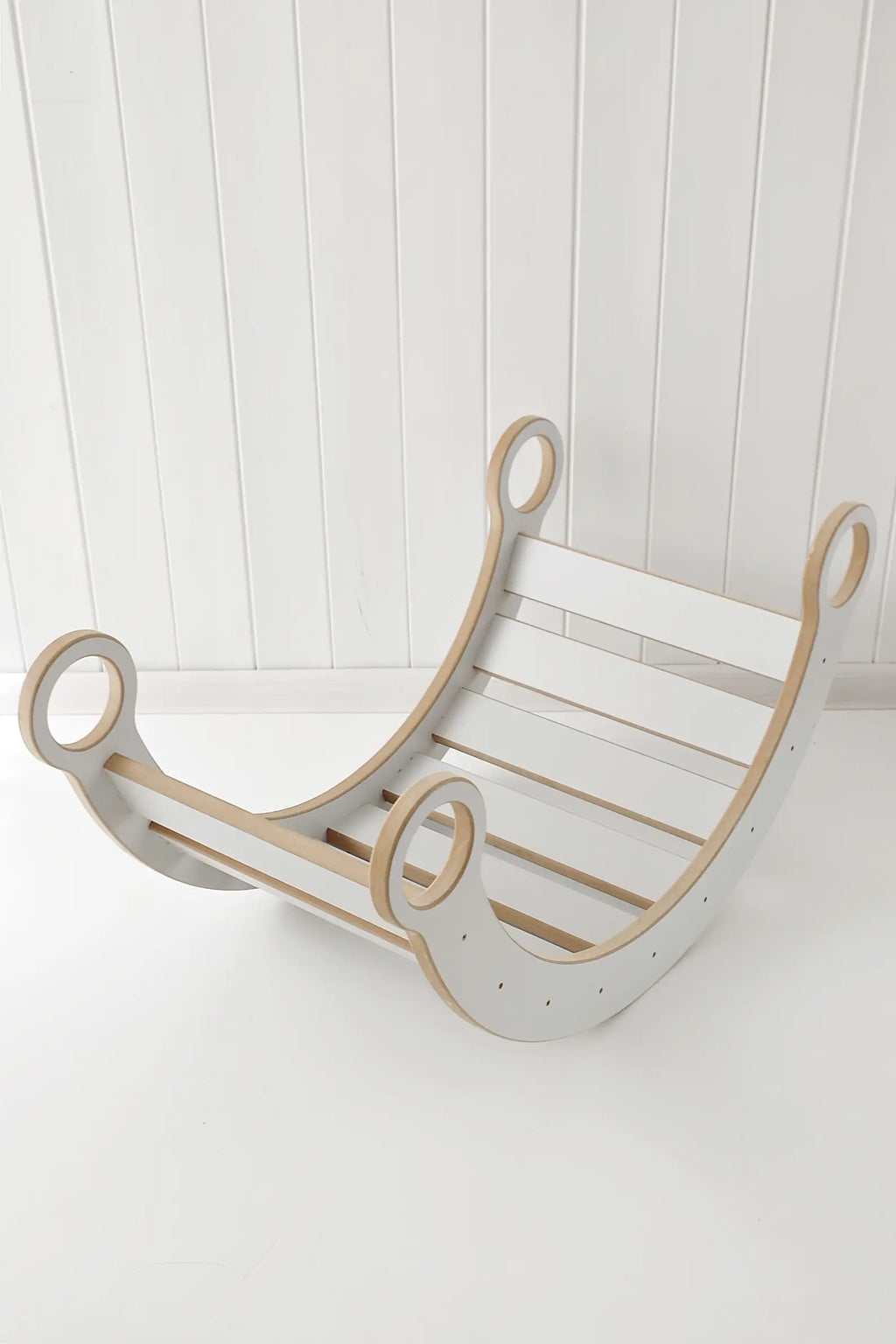 BabyWood-Montessori-Holzwippe-Kletterbogen-weiss-01