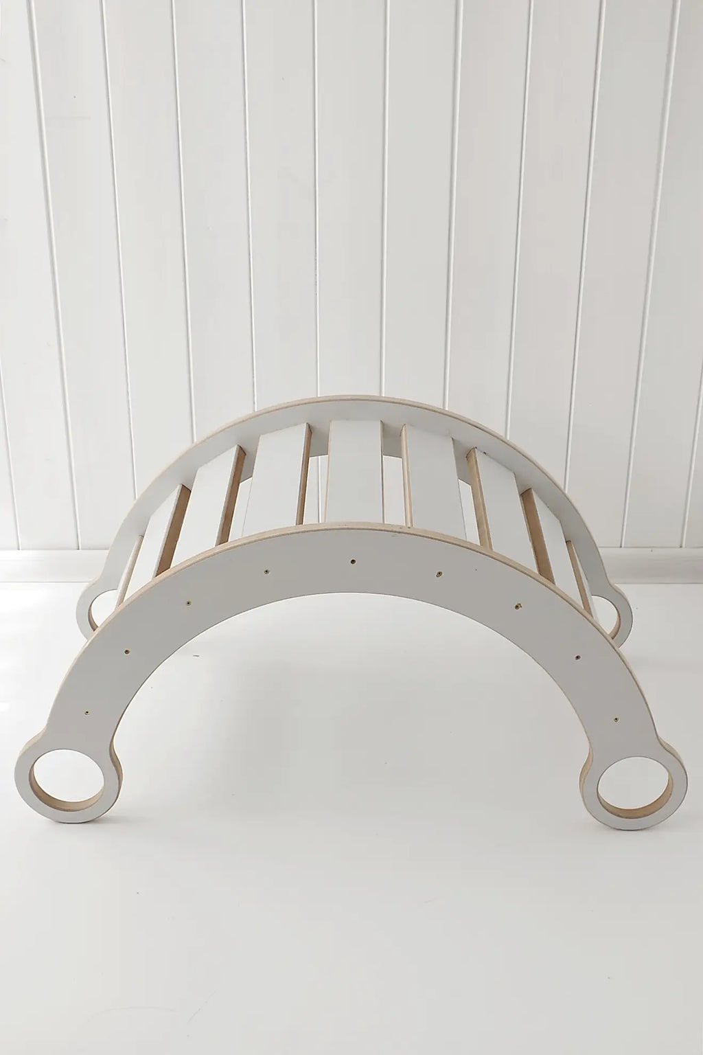 BabyWood-Montessori-Holzwippe-Kletterbogen-weiss-02