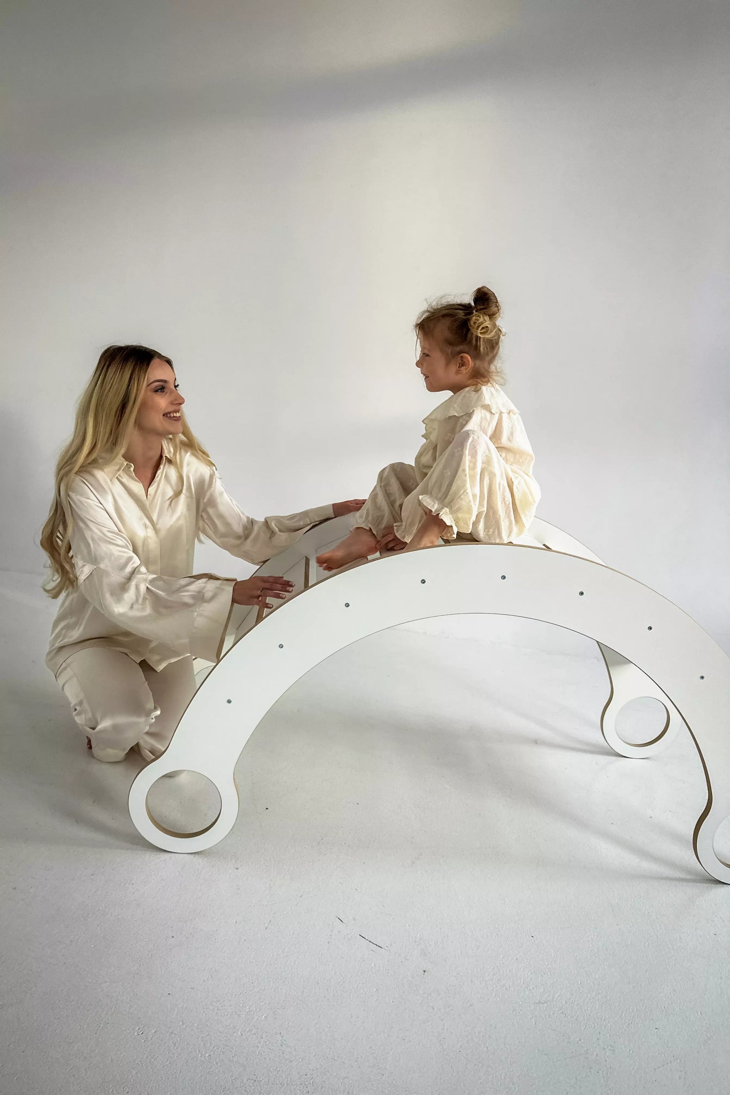 BabyWood-Montessori-Holzwippe-Kletterbogen-weiss-11