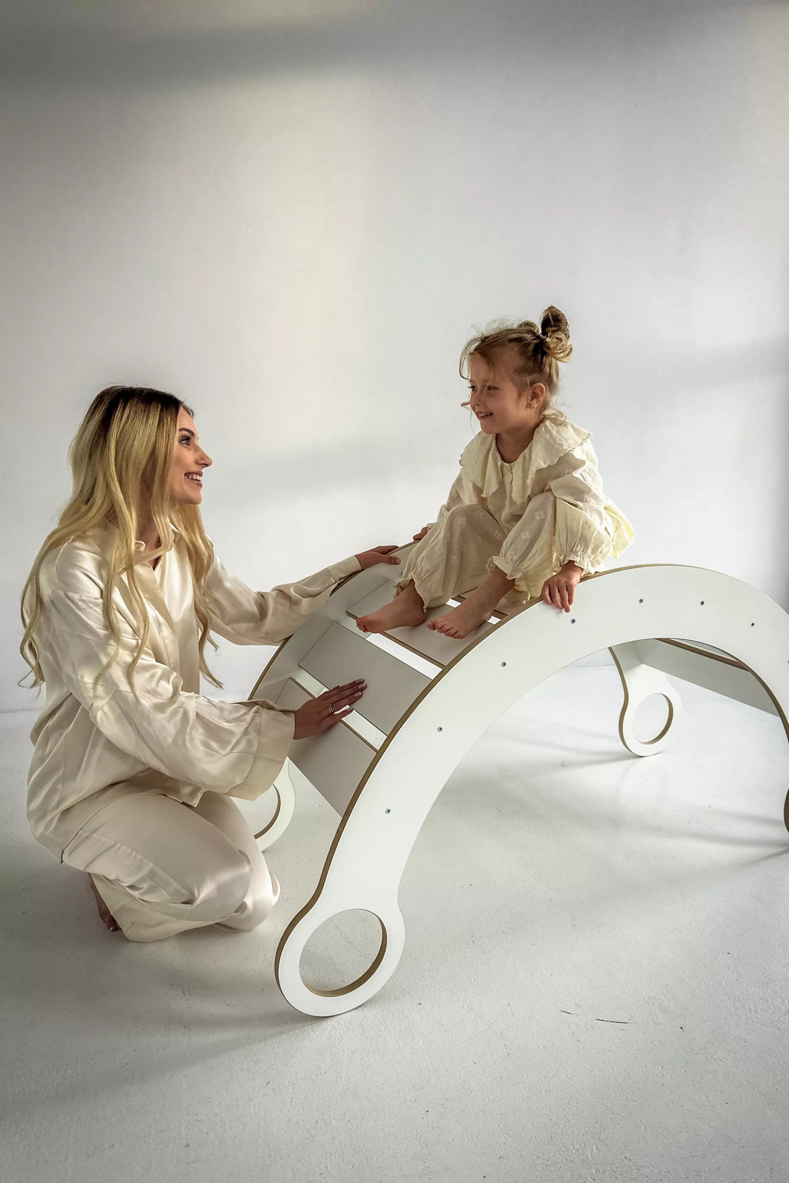 BabyWood-Montessori-Holzwippe-Kletterbogen-weiss-12