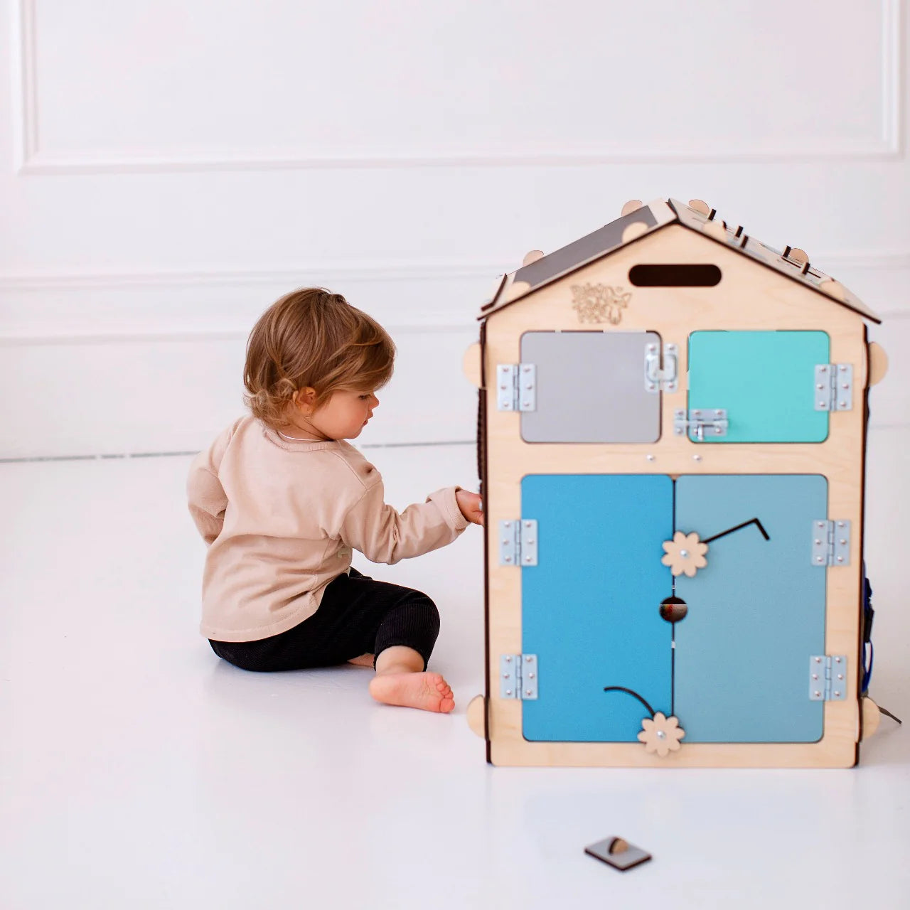 BusyKids-BusyBoard-das-sensorische-Montessori-Spielhaus-Natura-Mint-limitierte-Auflage-06