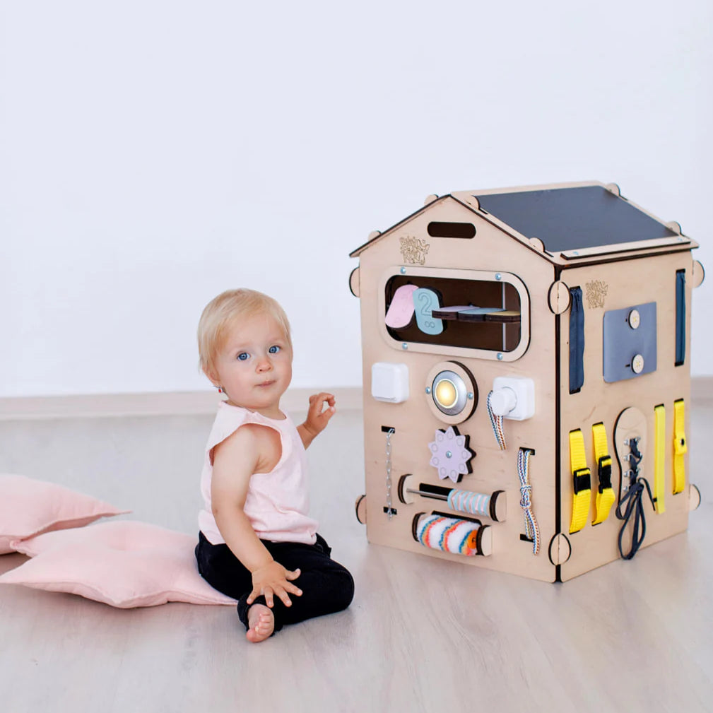 BusyKids-BusyBoard-das-sensorische-Montessori-Spielhaus-Natura_Pastell-02