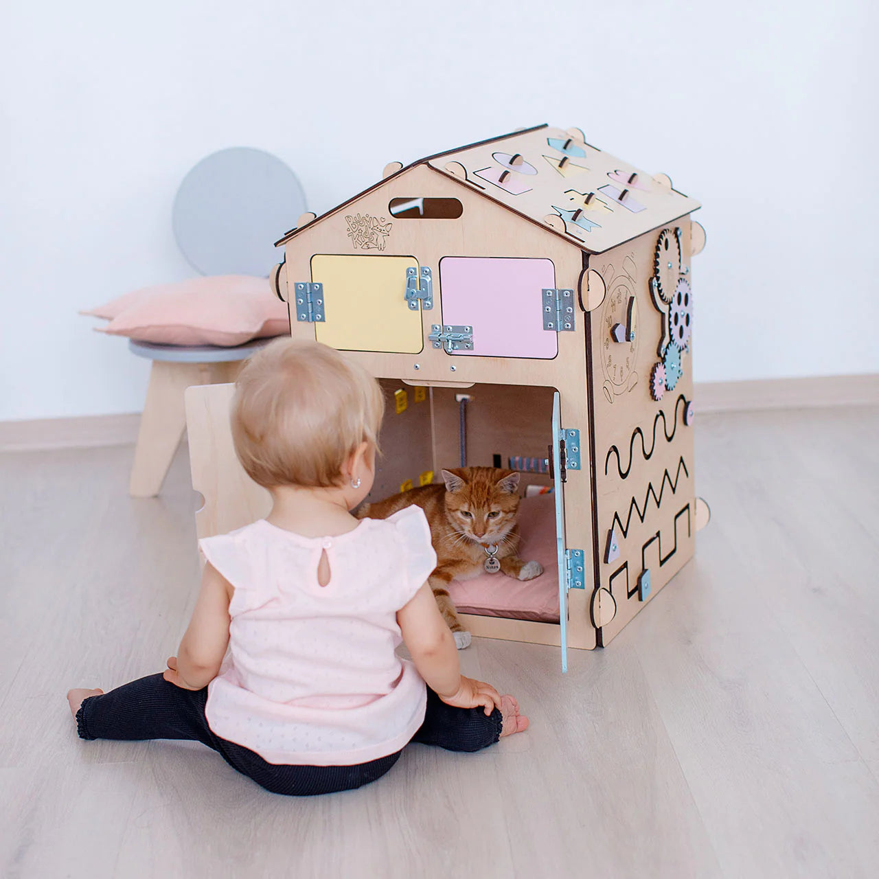 BusyKids-BusyBoard-das-sensorische-Montessori-Spielhaus-Natura_Pastell-05