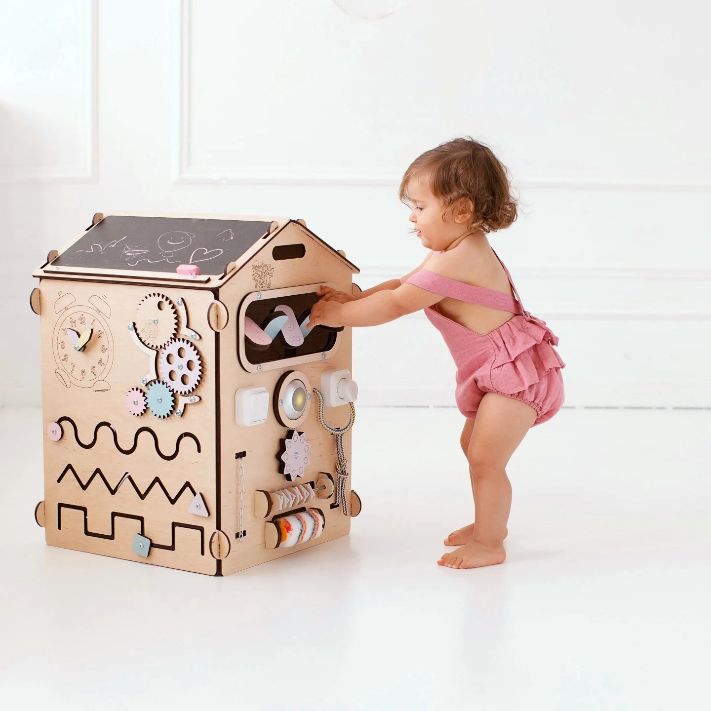 BusyKids-BusyBoard-das-sensorische-Montessori-Spielhaus-Natura_Pastell-06
