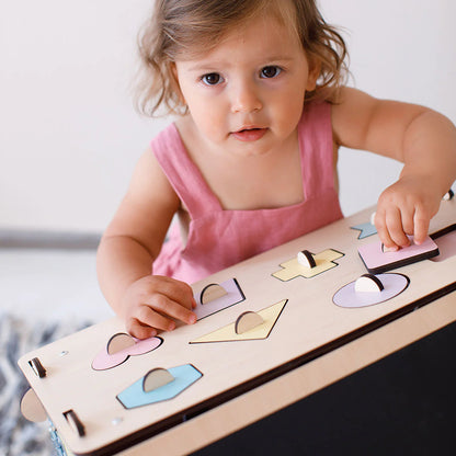 BusyKids-BusyBoard-das-sensorische-Montessori-Spielhaus-Natura_Pastell-09