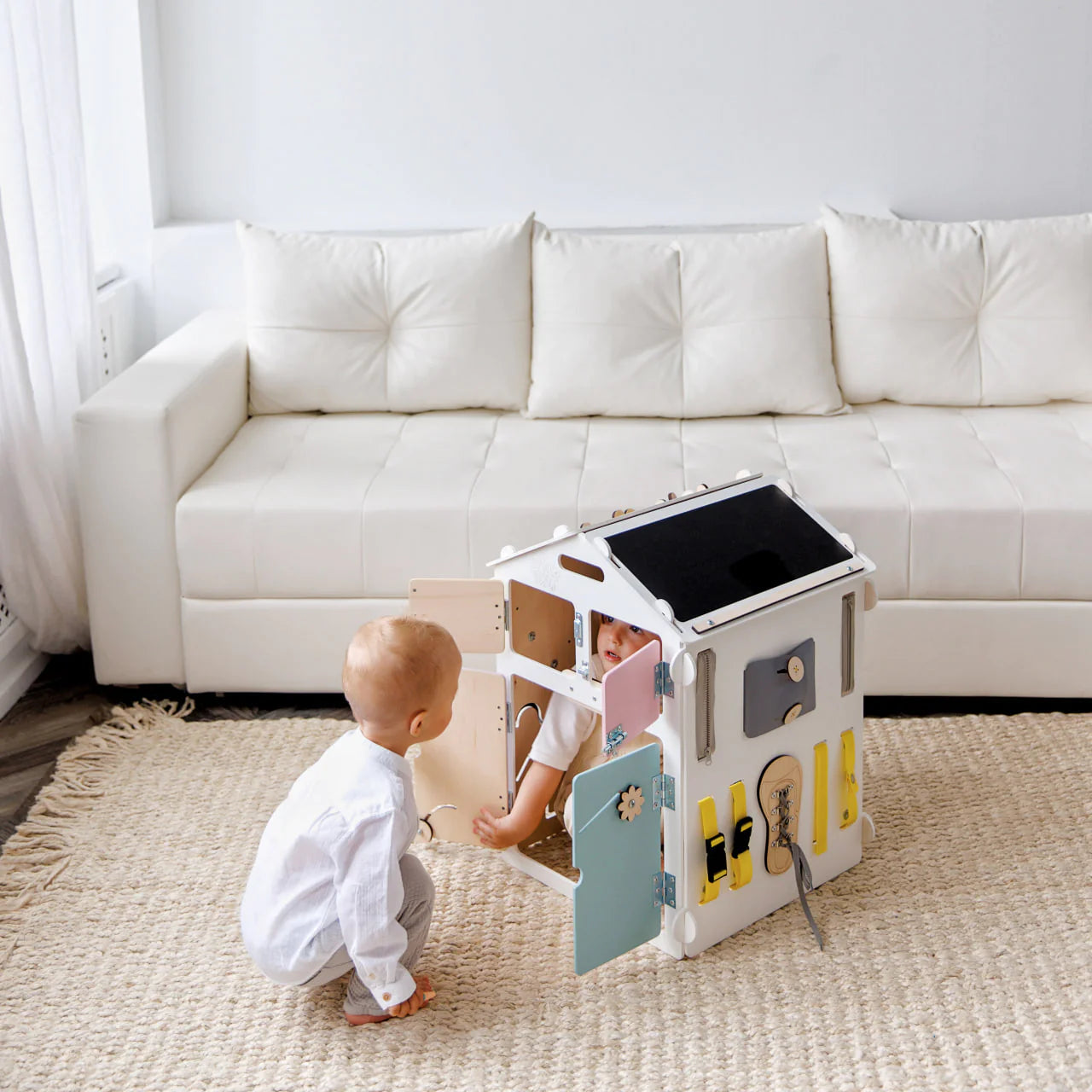 BusyKids-BusyBoard-das-sensorische-Montessori-Spielhaus-Weiss_Pastell-limitierte-Auflage-03