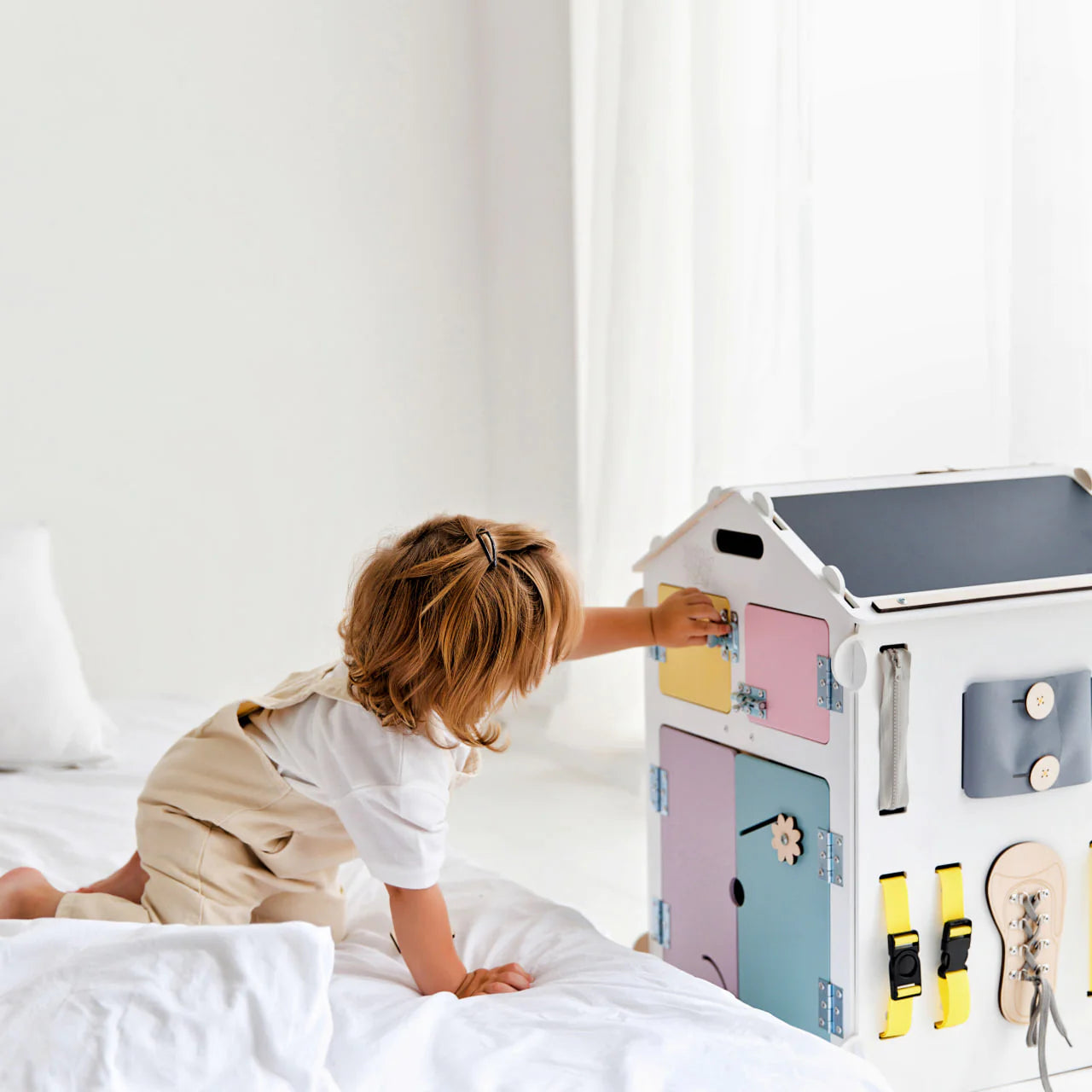 BusyKids-BusyBoard-das-sensorische-Montessori-Spielhaus-Weiss_Pastell-limitierte-Auflage-04