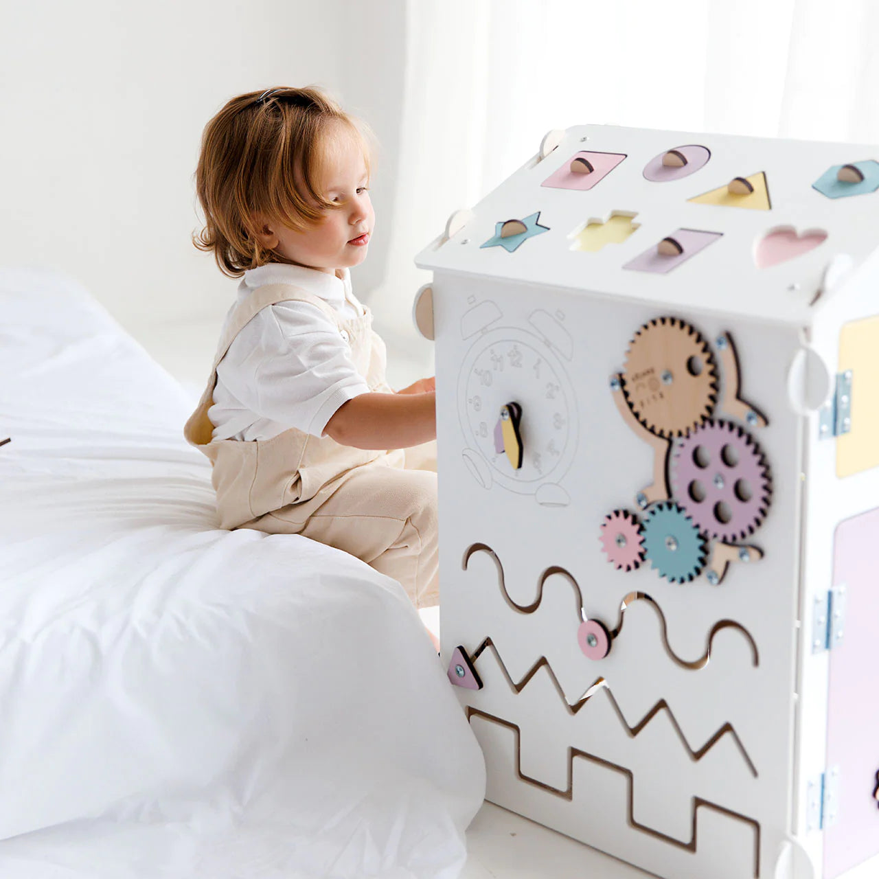 BusyKids-BusyBoard-das-sensorische-Montessori-Spielhaus-Weiss_Pastell-limitierte-Auflage-06