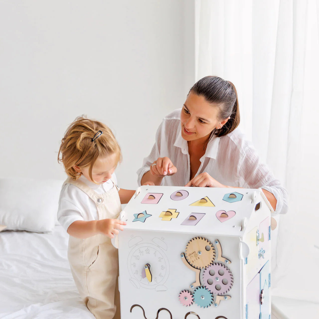 BusyKids-BusyBoard-das-sensorische-Montessori-Spielhaus-Weiss_Pastell-limitierte-Auflage-07