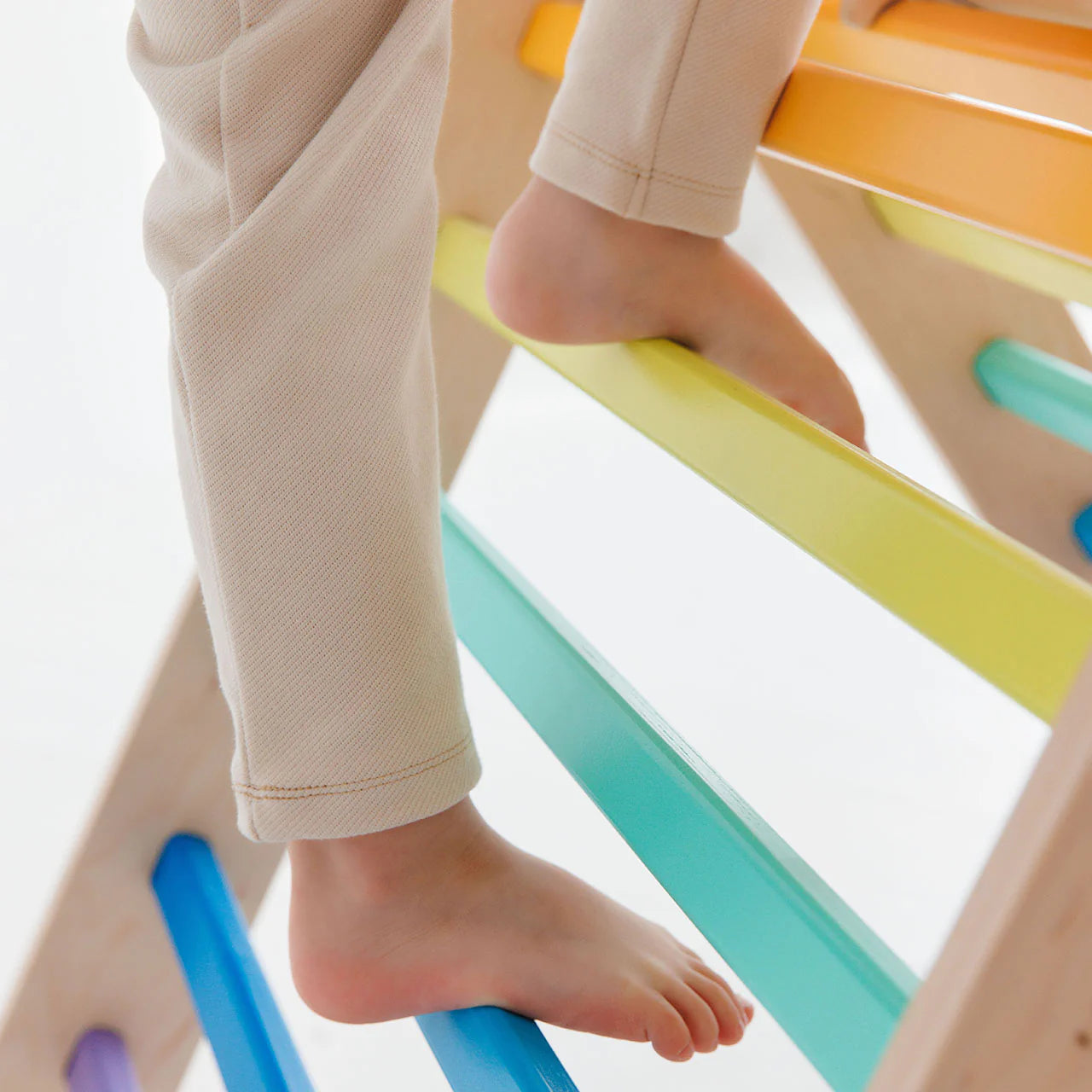 BusyKids-Pikler-Kletterdreieck-Regenbogenfarben-0750122378852-09