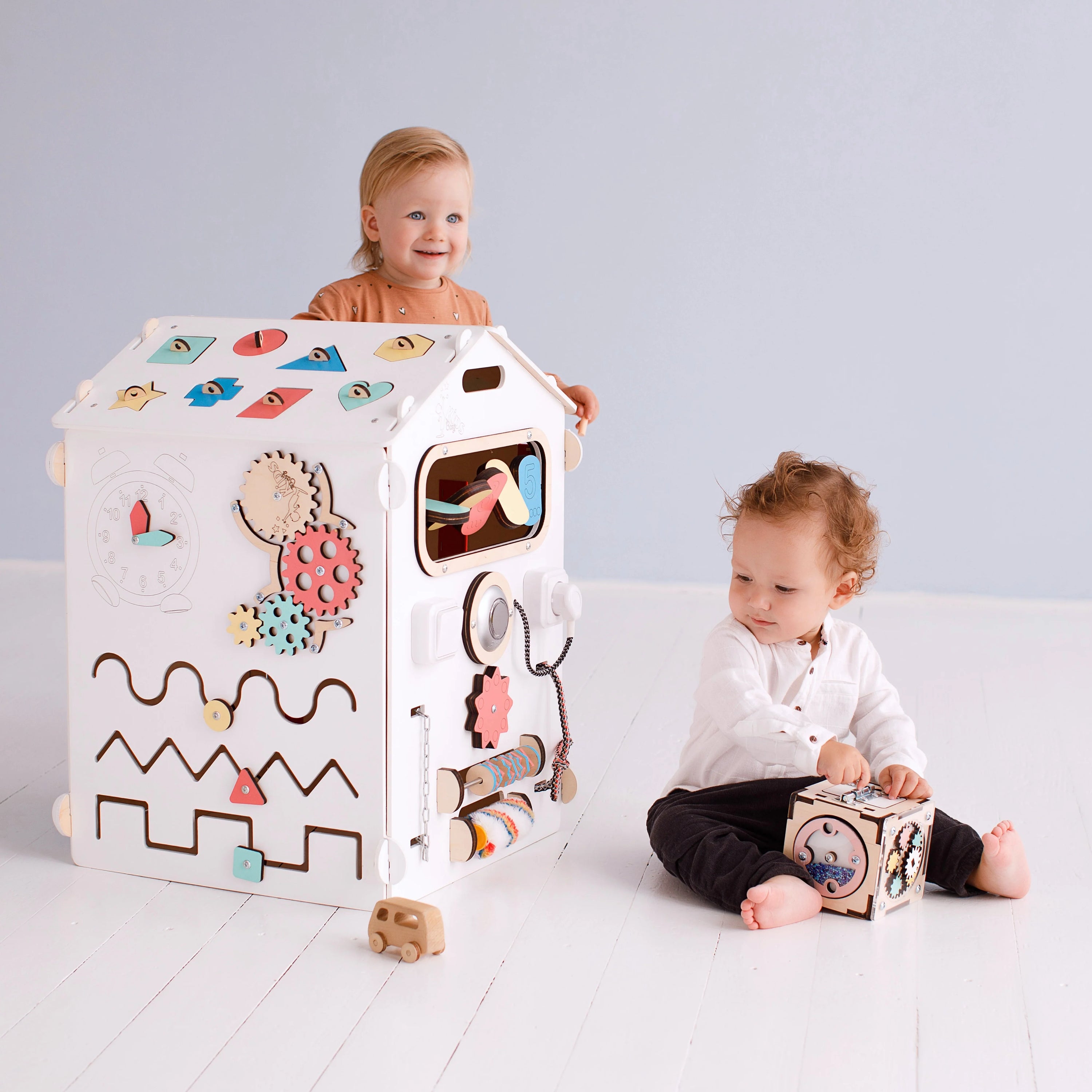 BusyKids-Set-BusyBoard-H-uschen-weiss-und-kreativer-W-rfel-01
