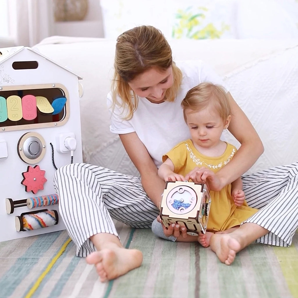 BusyKids-Set-BusyBoard-H-uschen-weiss-und-kreativer-W-rfel-03