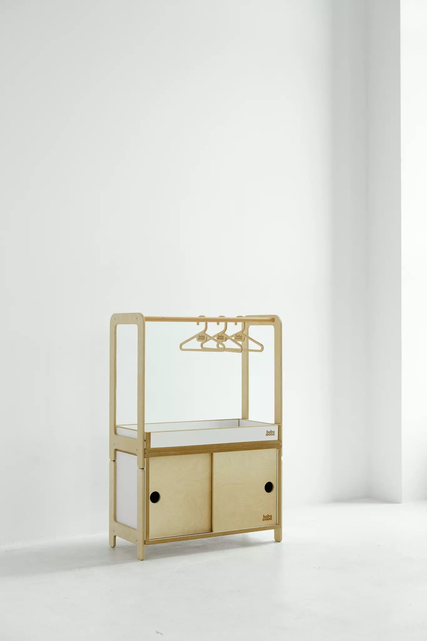 Kindergarderobe-aus-Holz-Babywood