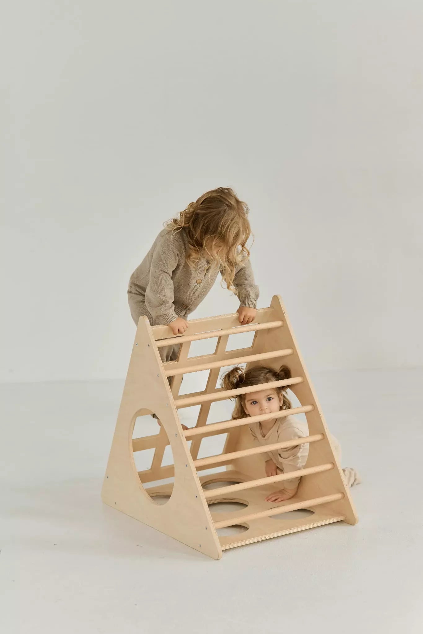 Kletterdreieck-aus-Holz-fur-Kinder