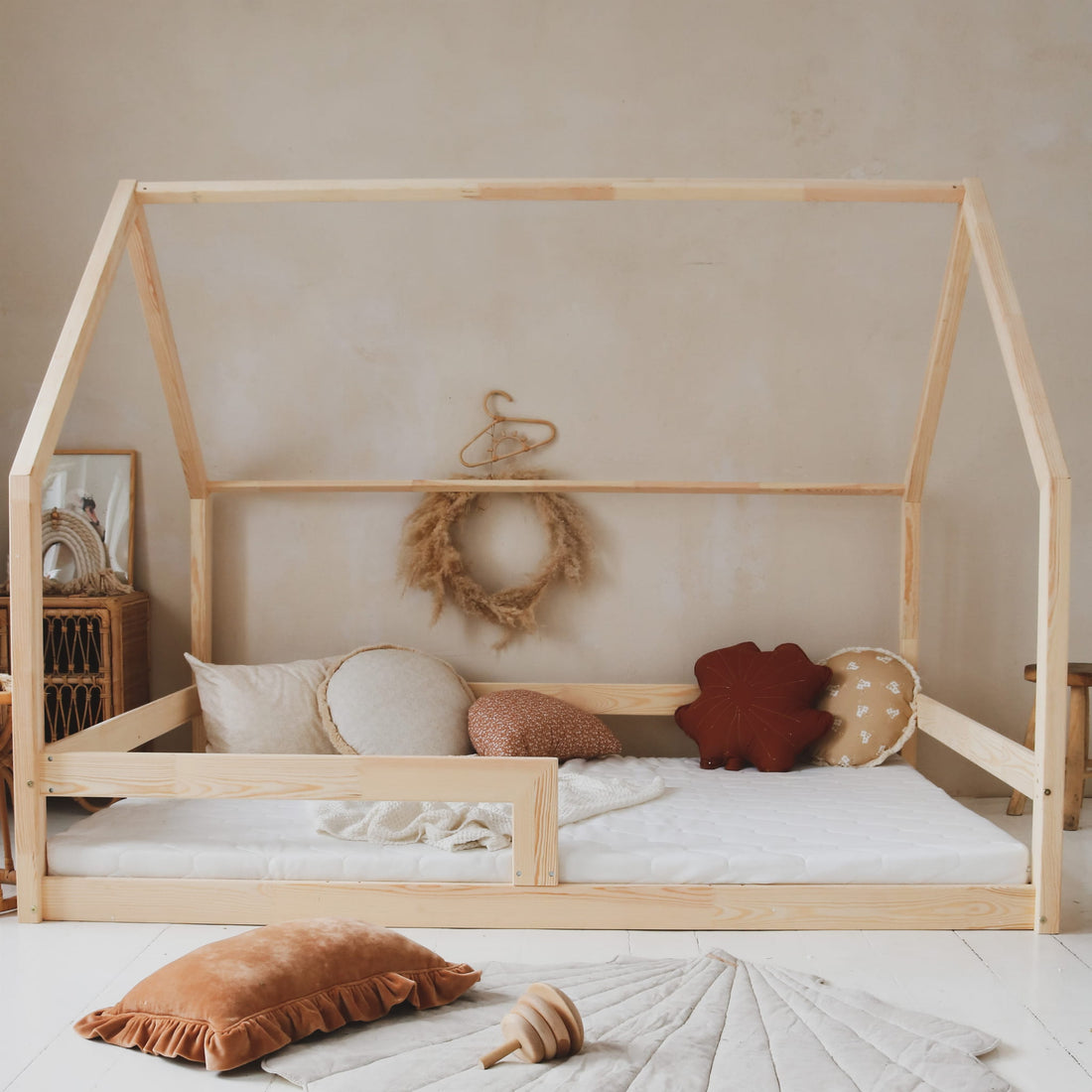 LULETTO-Hausbett-Barierra-200x140-Naturholz-ebenerdig-02