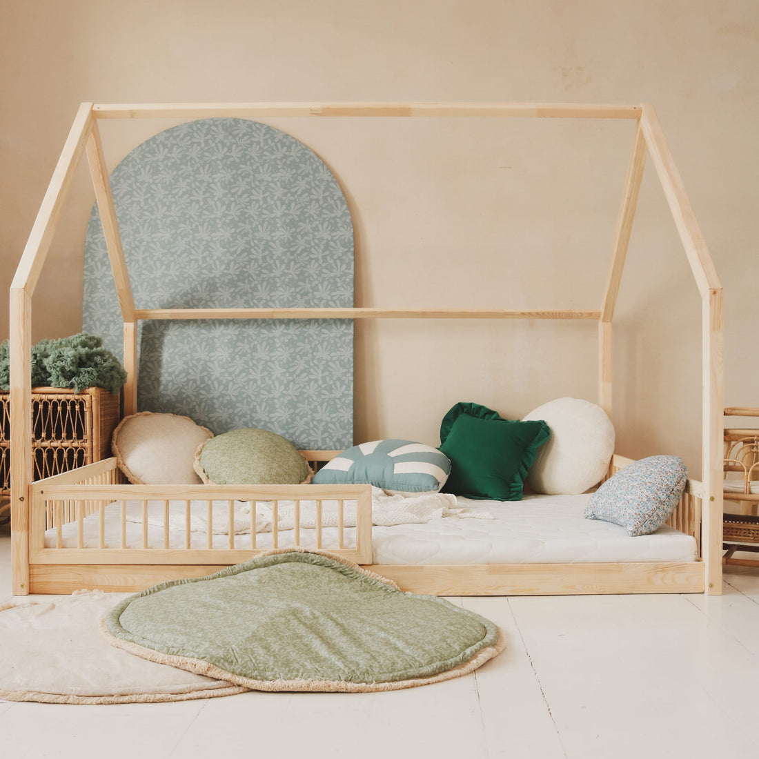 LULETTO-Hausbett-Pioli-200x140-cm-Naturholz-01