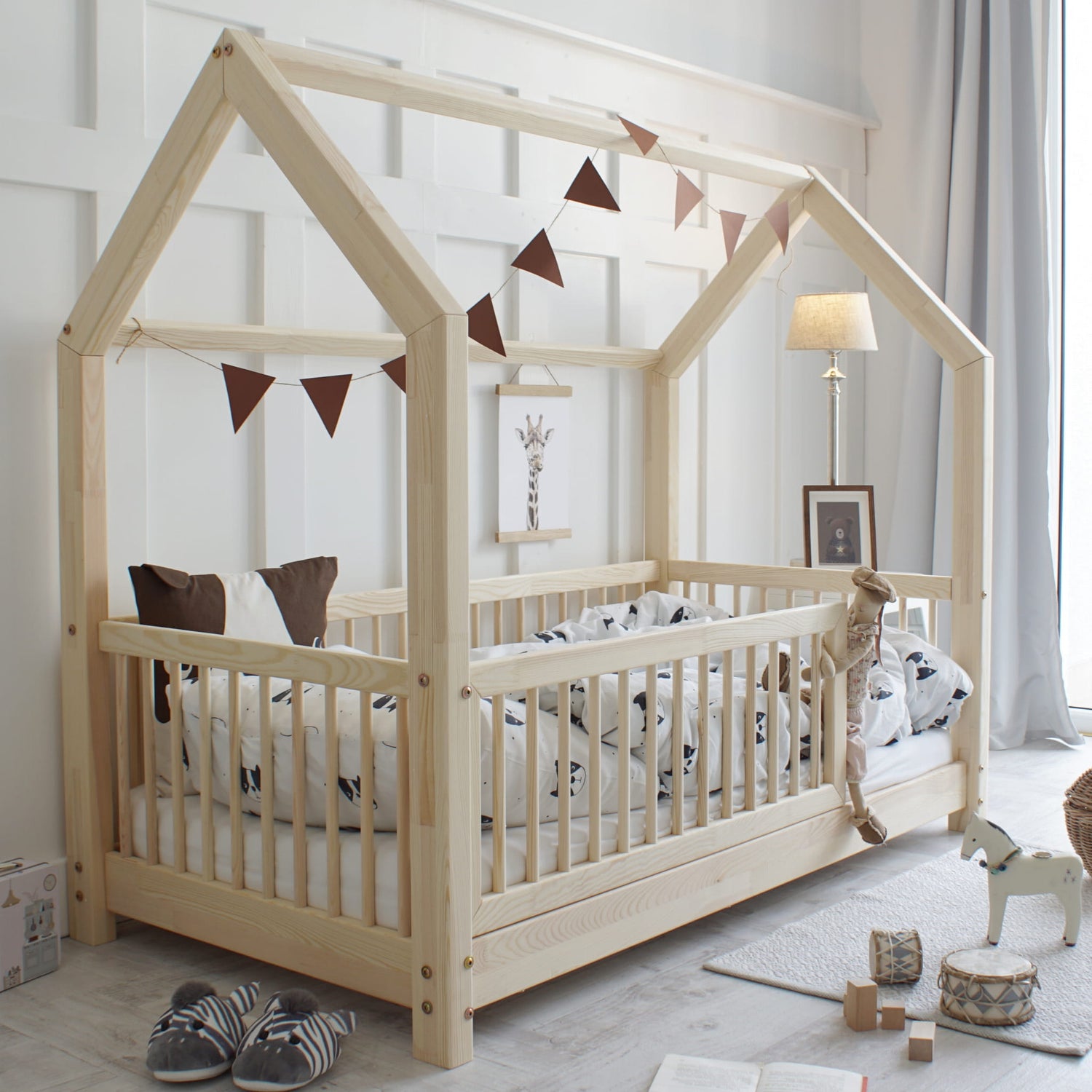 LULETTO-Kinder-Hausbett-FLORI-mit-Rausfallschutz-zum-selber-gestalten-01