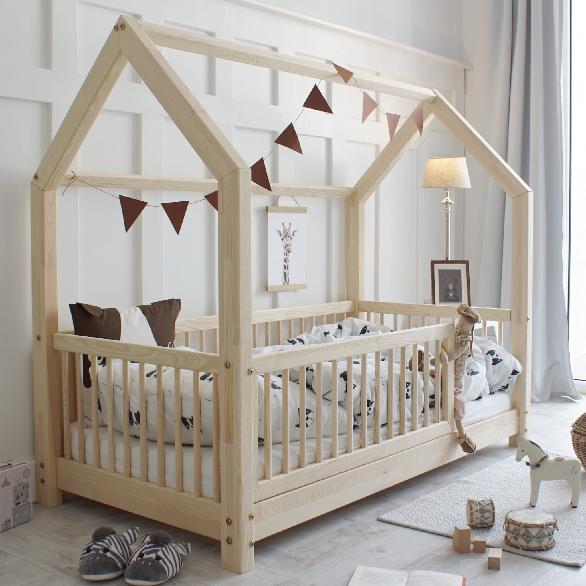LULETTO-Kinder-Hausbett-FLORI-mit-Rausfallschutz-zum-selber-gestalten-01