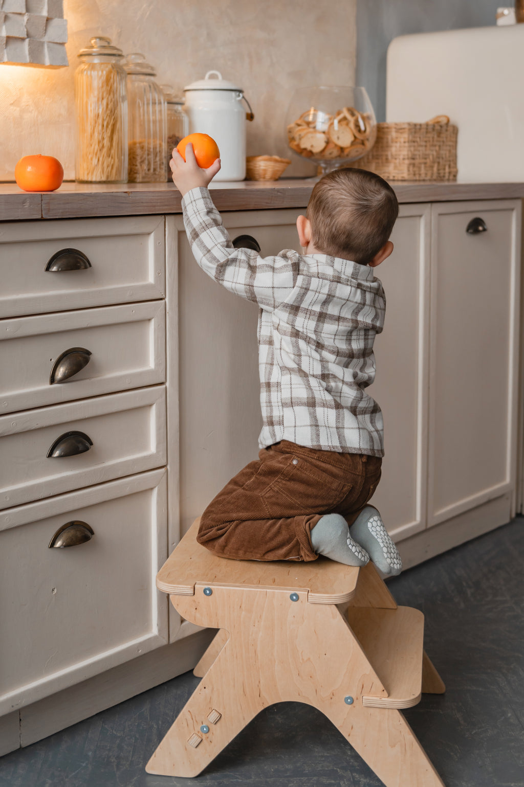 NATURE-Kids-step-stool-children-photo-2
