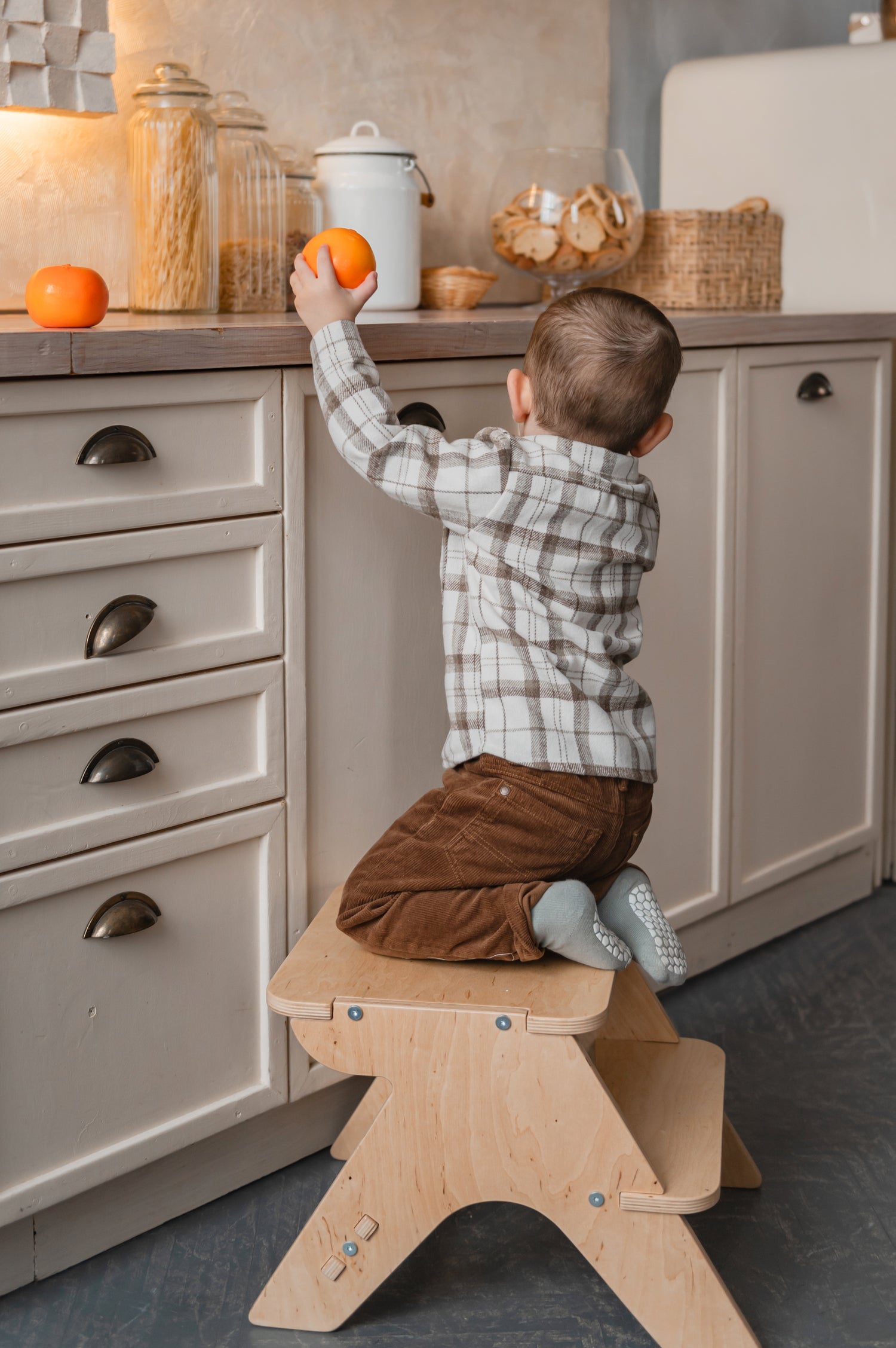 NATURE-Kids-step-stool-children-photo-2