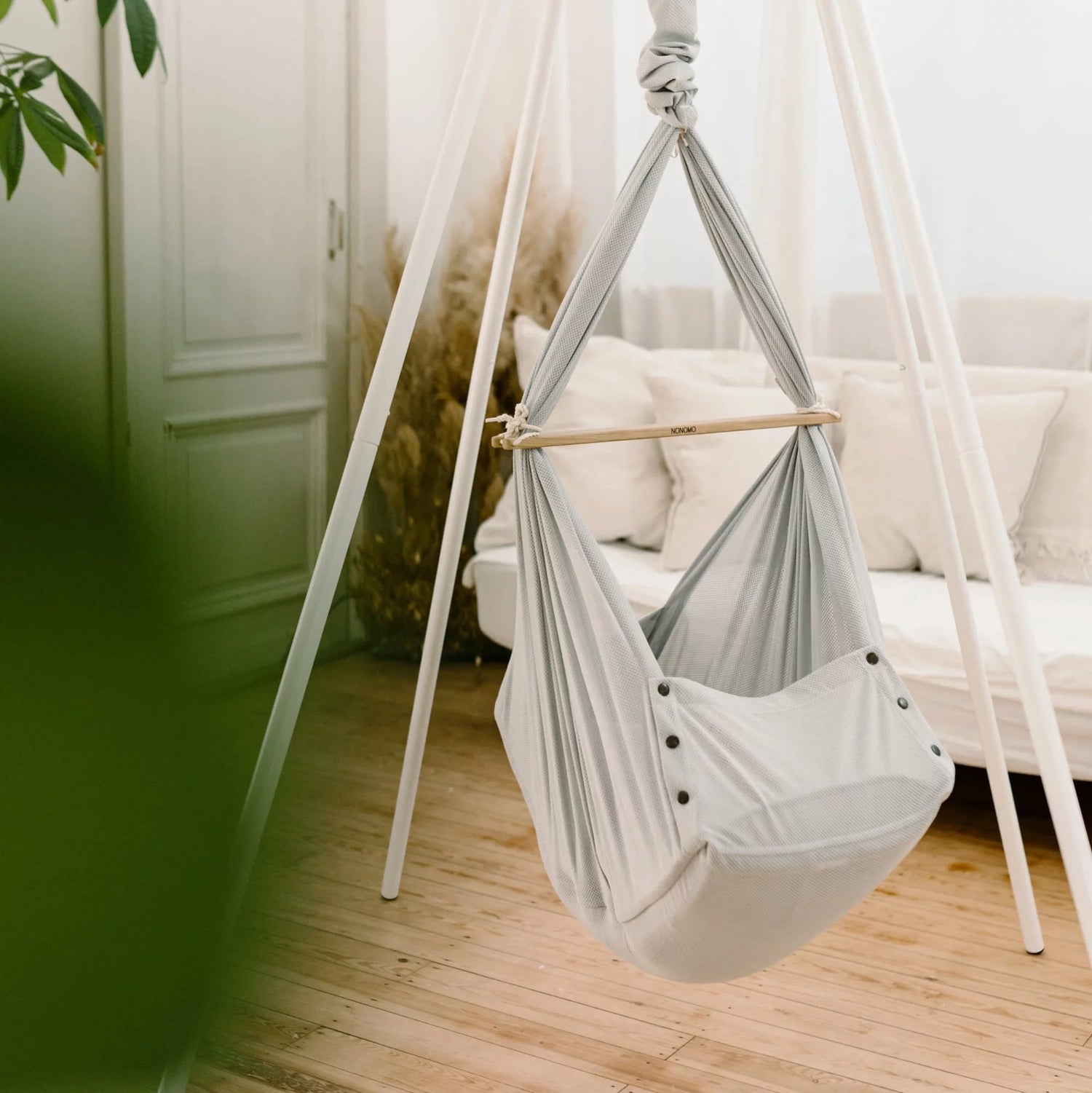 NONOMO-Heavenly-Dreams-Federwiege-mit-Motor-weiss-Gestell-TIPI-weiss-Stone-N-PBCG-MOVWH-TIPI4WH-07