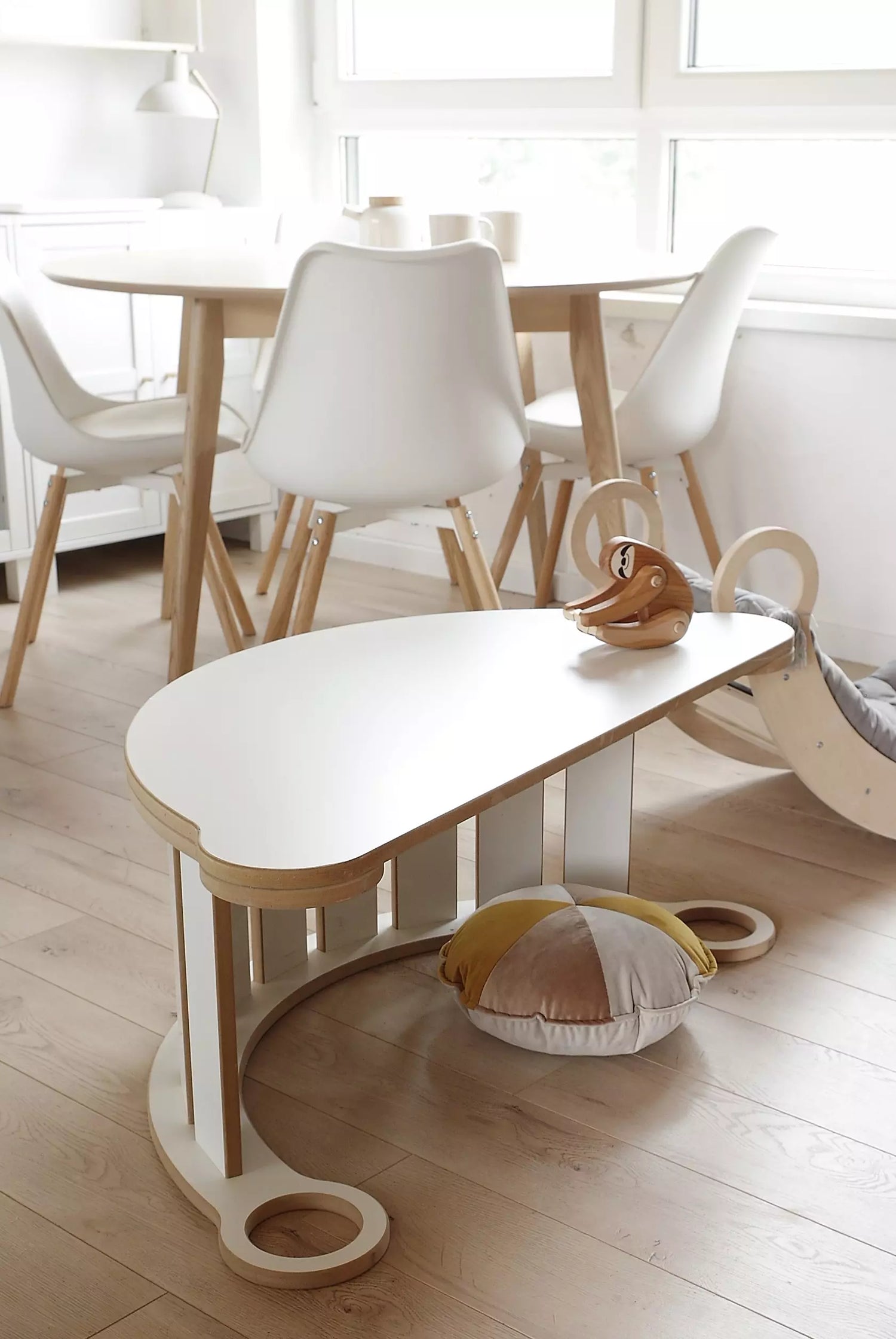 Tischplatte-weiB-fur-Holzwippe-im-Kinderzimmer