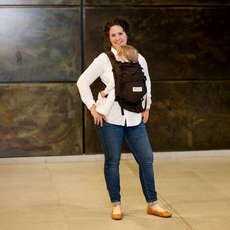 csm_Storchenwiege-BabyCarrier-Choco-Image-01_a4280cfa26