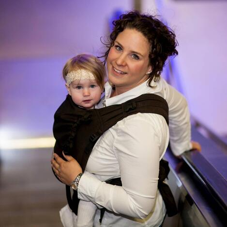 csm_Storchenwiege-BabyCarrier-Choco-Image-02_9d62d97b00