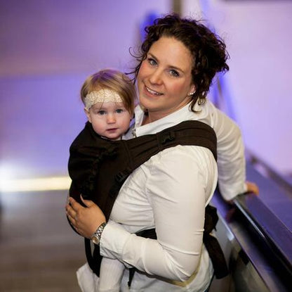 csm_Storchenwiege-BabyCarrier-Choco-Image-02_9d62d97b00