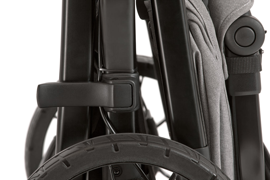 die-kleine-Schnullerbacke-Baby-Jogger-Kinderwagen-2012218-baby-jogger-city-select-lux-auto-lock-detail
