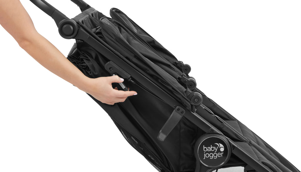die-kleine-Schnullerbacke-Baby-Jogger-Kinderwagen-2111625-baby_jogger_city_mini_GT2_double_hand_parking_with_hand-053
