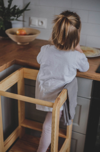 die-kleine-Schnullerbacke-K-chenhelfer-naturholz-5900378763260-02