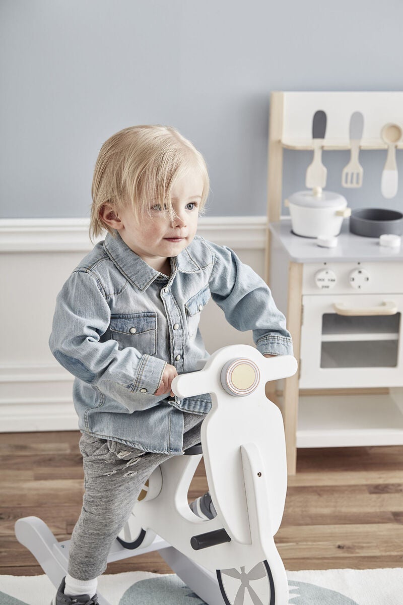 die-kleine-Schnullerbacke-Kids-Conzept-Schaukel-Scooter-grau_weiss-1000160-05