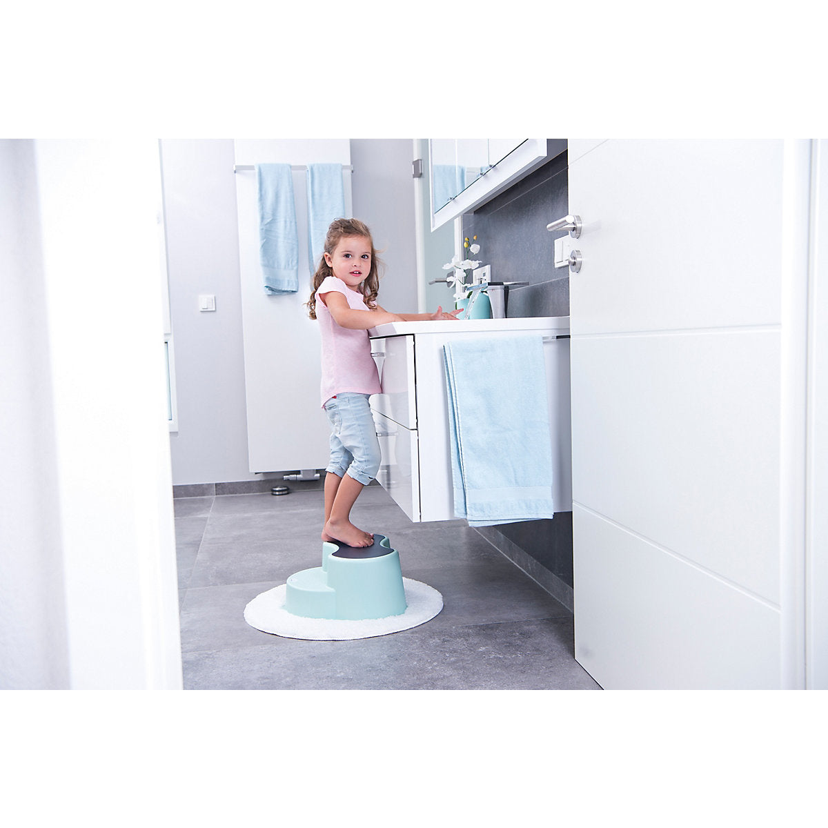 die-kleine-Schnullerbacke-Rotho-Babydesign-Top-Kinderschemel-swedish-green-200050266-04