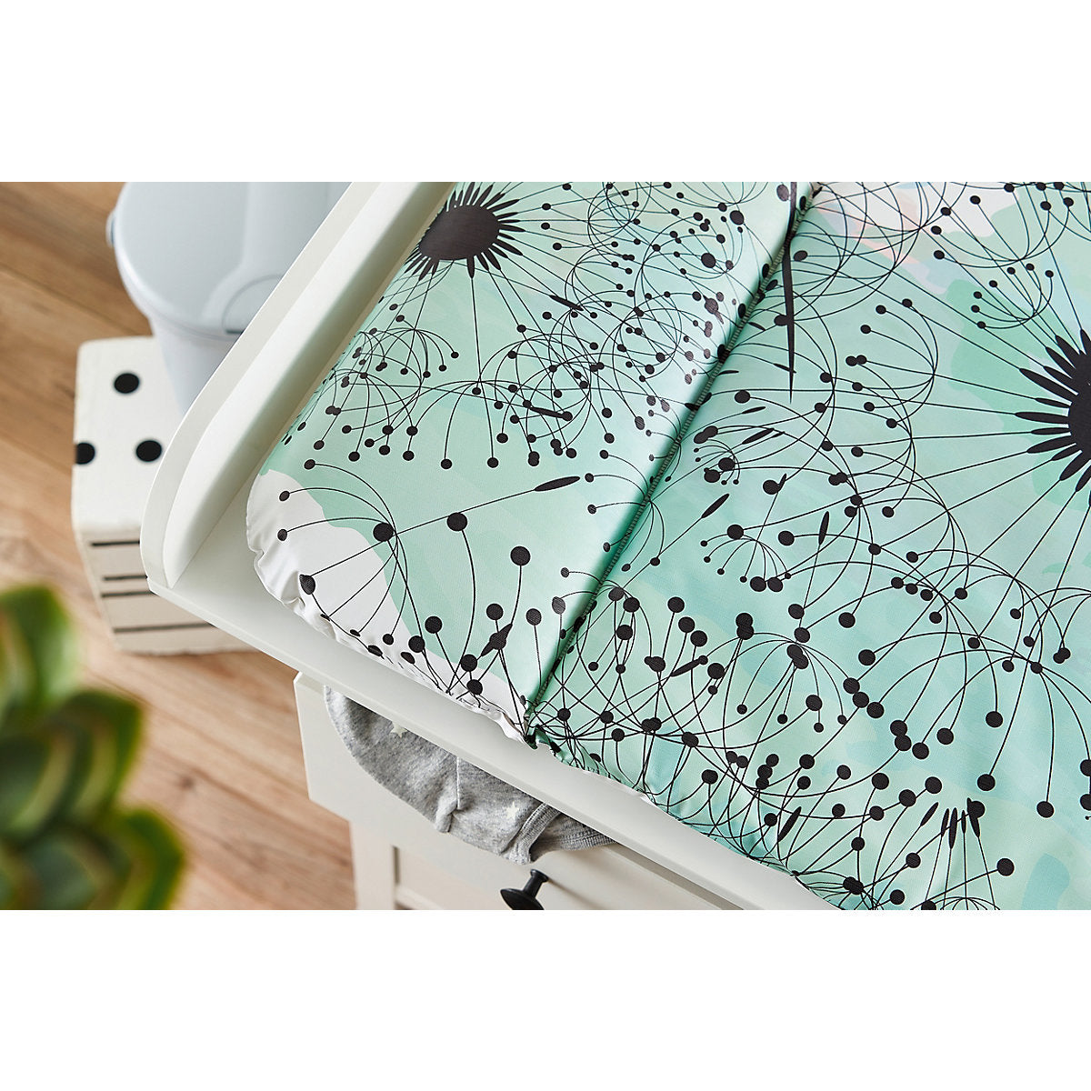 die-kleine-Schnullerbacke-Rotho-Babydesign-Wickelauflage-Fly-Away-cool-blue-72-x-85-cm-200620287CY-04