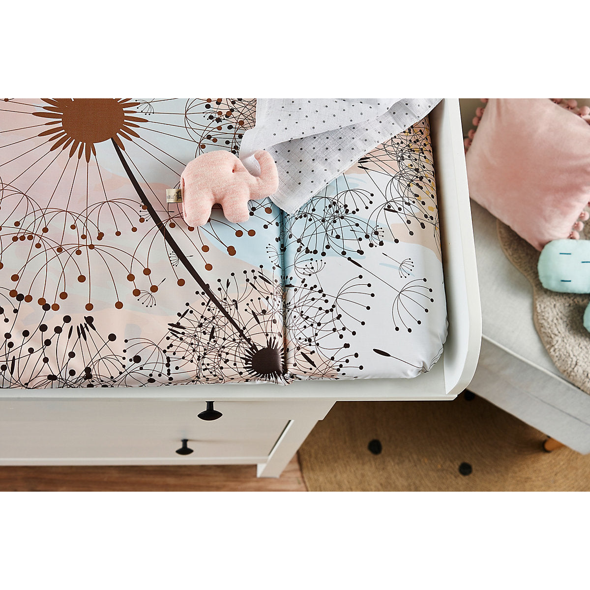 die-kleine-Schnullerbacke-Rotho-Babydesign-Wickelauflage-Fly-Away-fantastic-mauve-72-x-85-cm-200620288CY-04